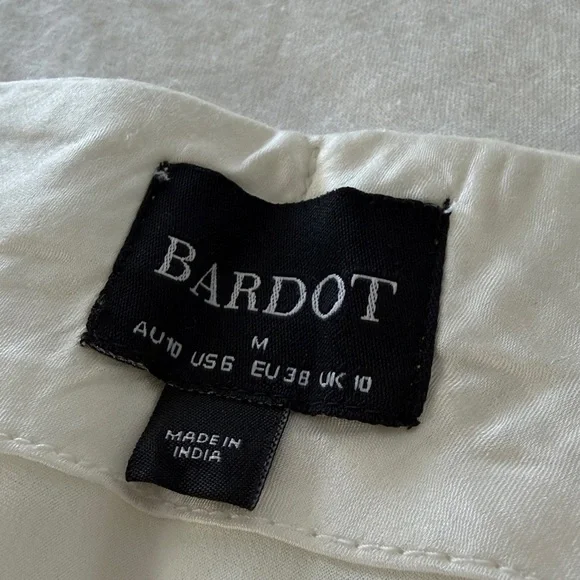 Bardot Azzura Satin Skirt in Ivory
Bardot - Picture 3 of 3